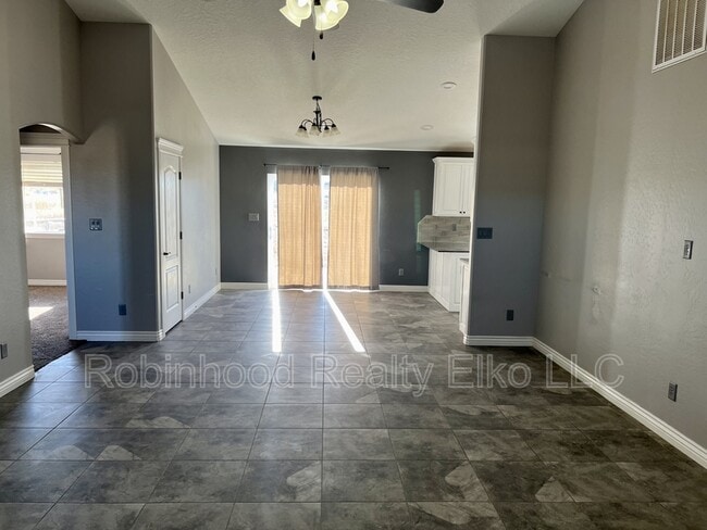 Building Photo - 758 Parkridge Pkwy