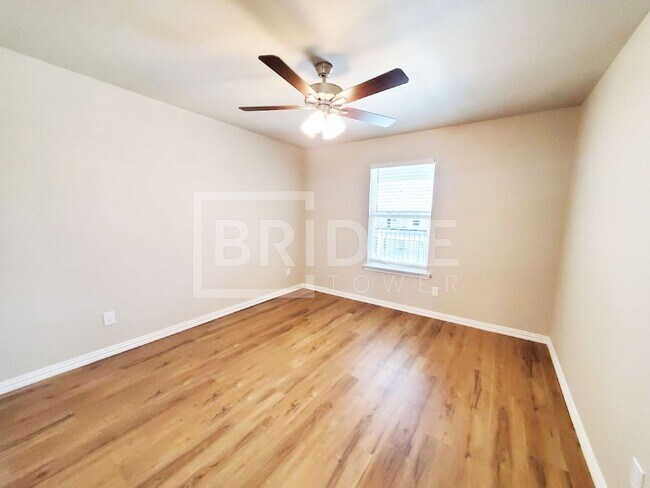 Building Photo - 1201 Silver Ln