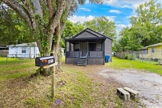 Building Photo - Spacious 3bdrm/1bath Home with large yard ...