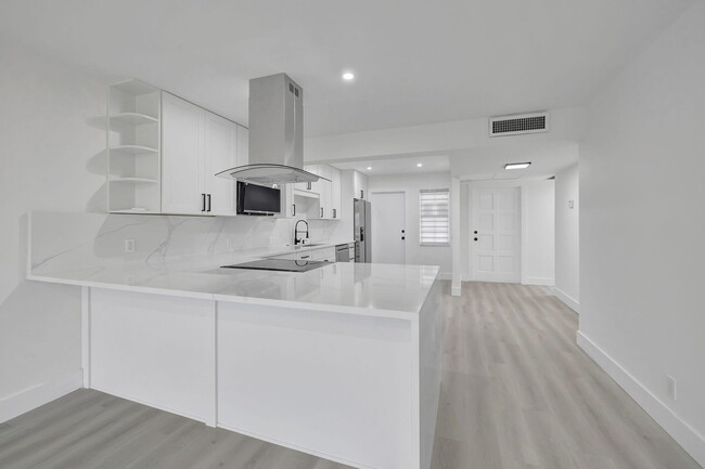 Building Photo - 3050 N Palm Aire Dr