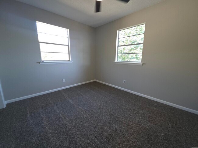 Building Photo - 408 Lindenhurst Dr