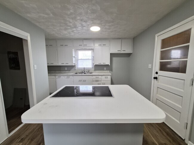 Building Photo - 2703 Kristen Dr E