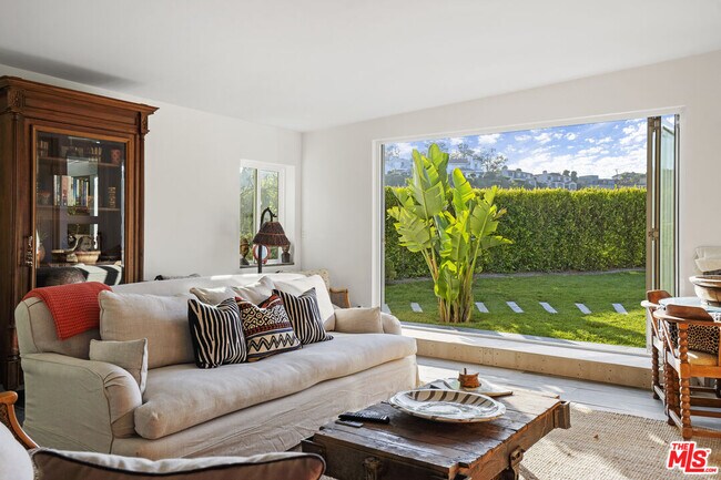 Building Photo - 6363 Zumirez Dr