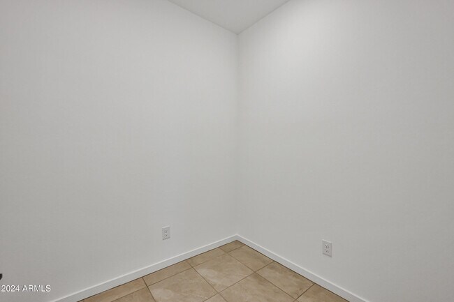 Building Photo - 25303 W Bowker St