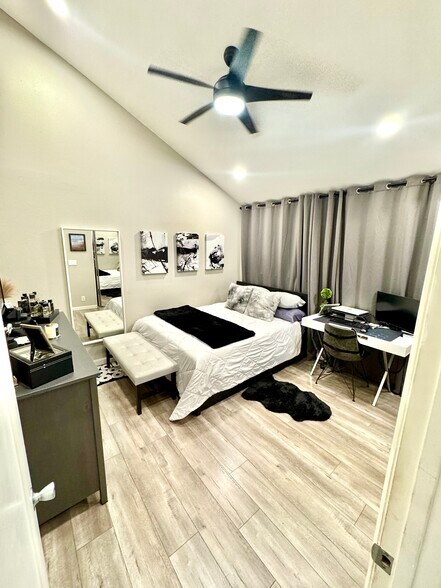 Building Photo - 1151 W Badillo St