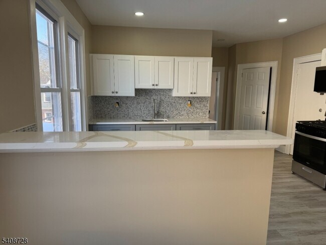 Building Photo - 56 Smith St