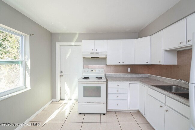 Building Photo - 410 Snyder Dr