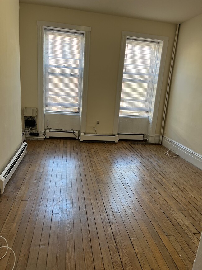 Building Photo - 925 Park Ave