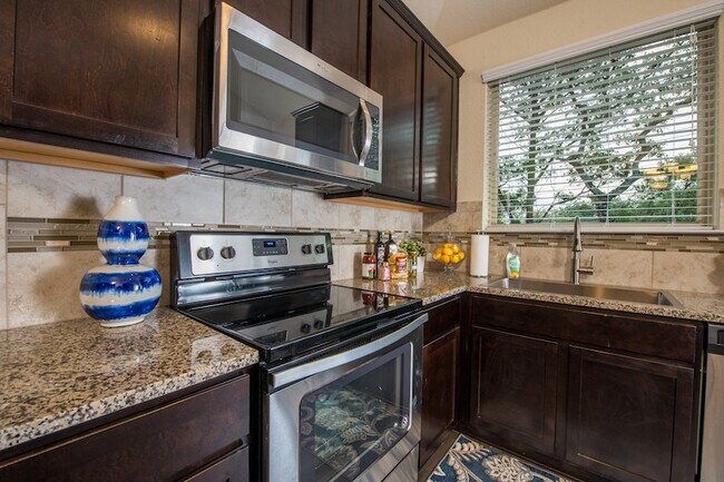 Building Photo - 6607 Lake Woodlands Dr