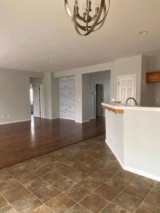 Building Photo - Super Cute 3 bedroom 2 bathroom single sto...