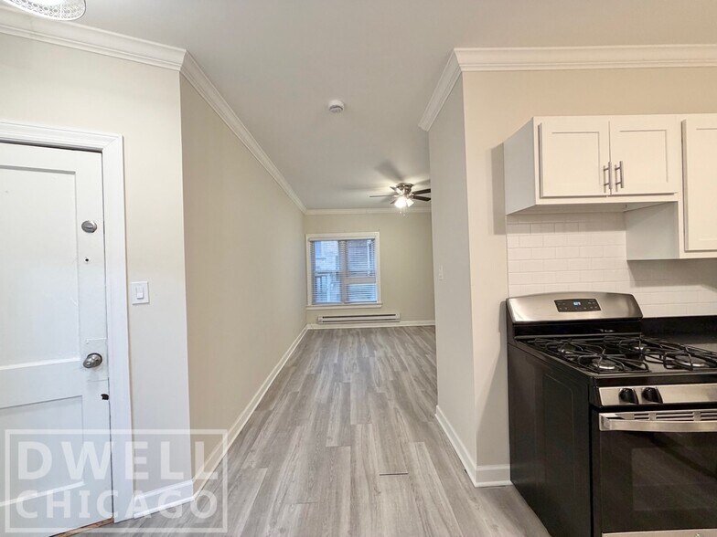 Building Photo - 730 W Roscoe St