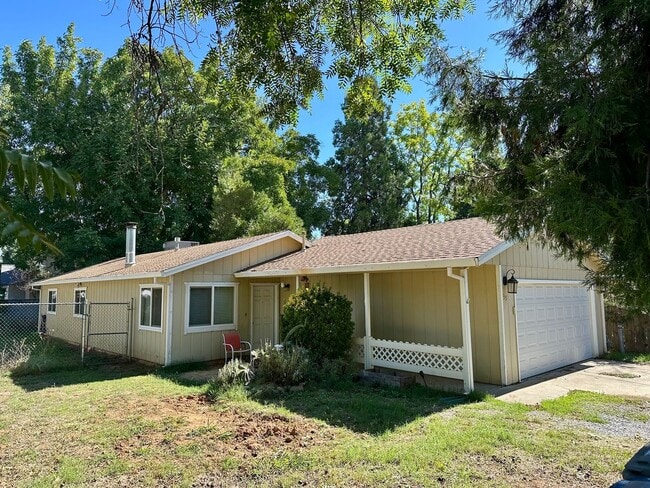 Building Photo - Charming Redding Home with Fireplace & Vaulted Ceilings