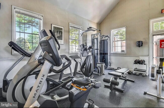 Building Photo - 1624 W Abingdon Dr