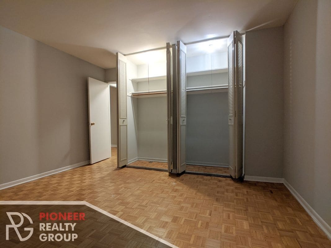 Building Photo - 510 W Briar Pl