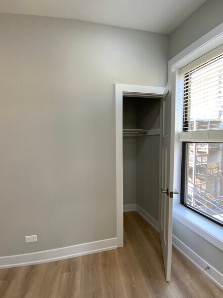 Building Photo - 440 W Belden Ave