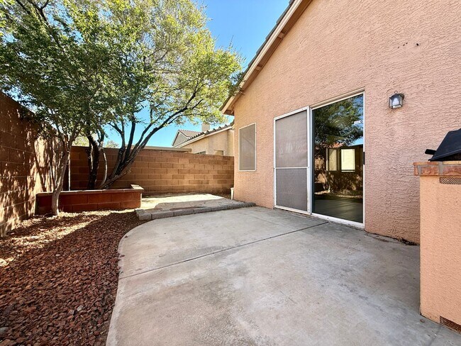 Building Photo - Beautiful open concept remodeled 3 bedroom...