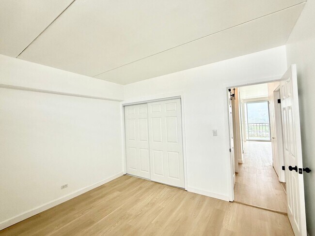 Building Photo - Renovated 2br/1ba/1pkg Condo with Amazing Mountain Views