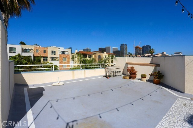 Building Photo - 1423 S Beverly Glen Blvd