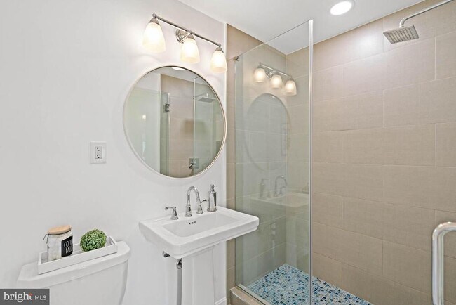 Building Photo - 4720 Chevy Chase Dr