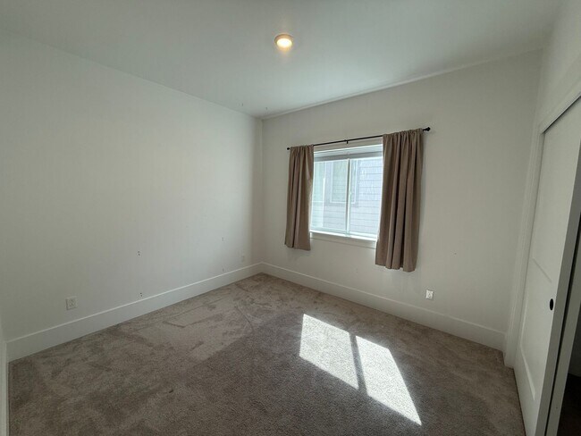 Building Photo - 17820 SW Maiden Ct