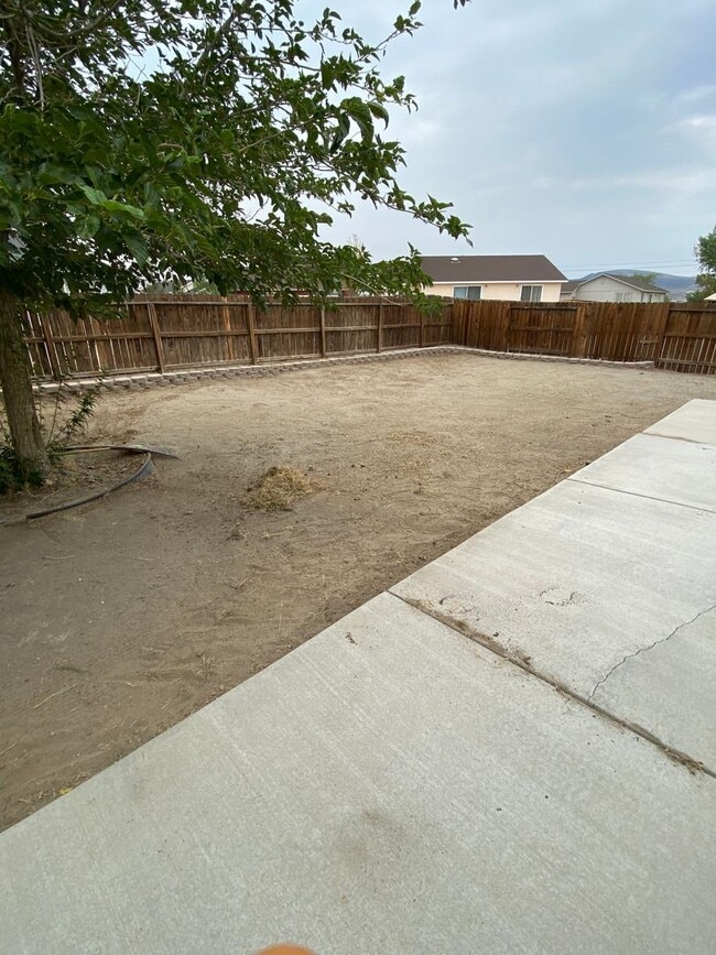 Building Photo - Charming 3 Bedroom