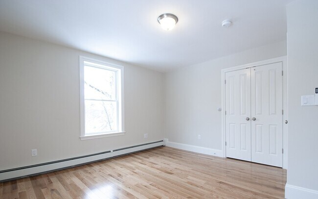 Building Photo - 76 Main St