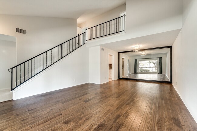 Building Photo - Overton Park Duplex!