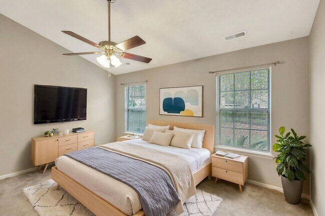 Building Photo - The Lakes