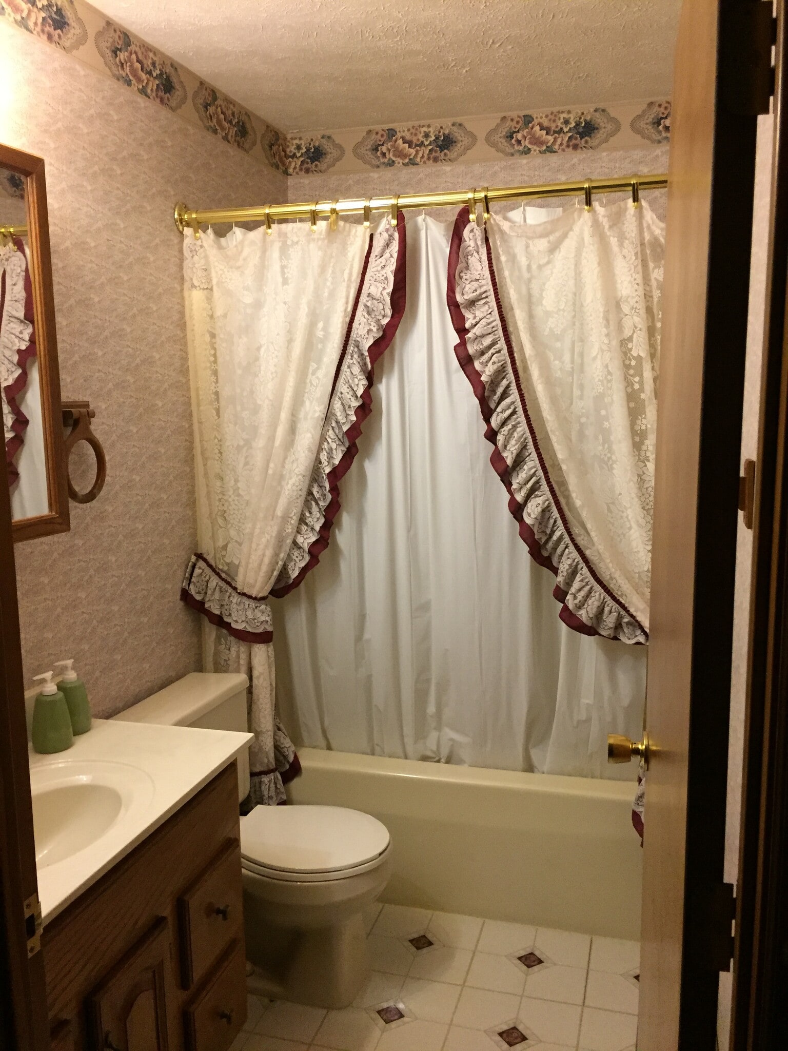 Main bath - 380 Ironwood Dr