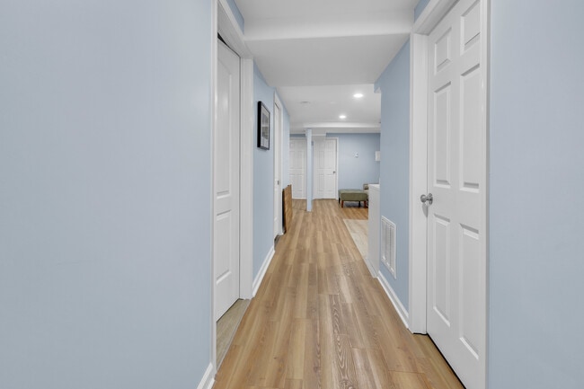 Building Photo - 2112 N Sawyer Ave