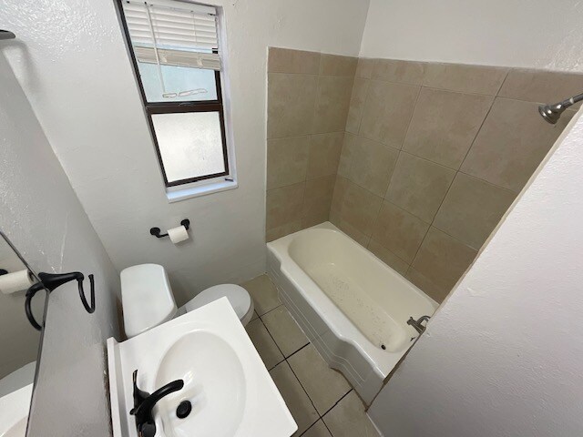 Building Photo - 1810 Hammock St