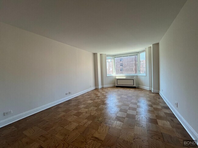 Building Photo - 400 E 71st St