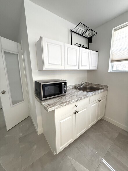 Kitchen - 624 Westward Dr