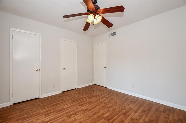 Building Photo - 2824 Briarhurst Dr