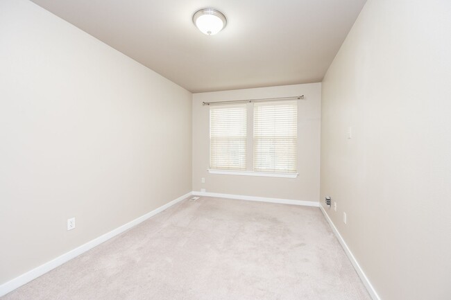 Building Photo - 4 Bedroom 2.5 bath over 2900 square feet i...