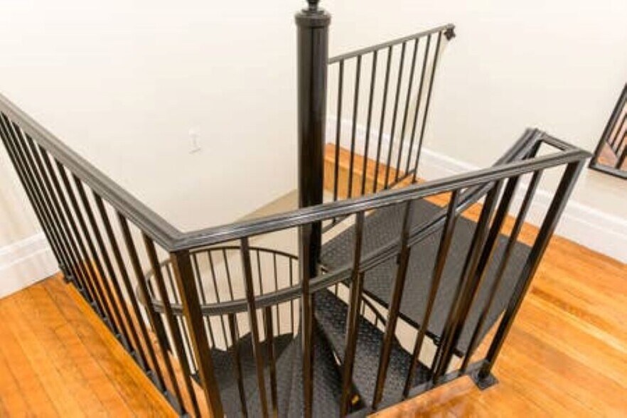 Building Photo - 16 Euston St