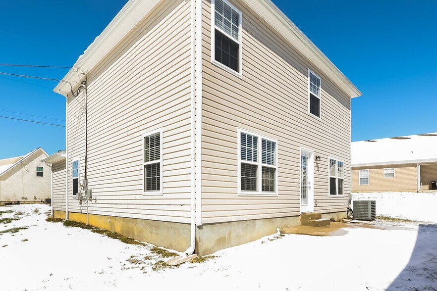 Building Photo - 300 Sarna Dr