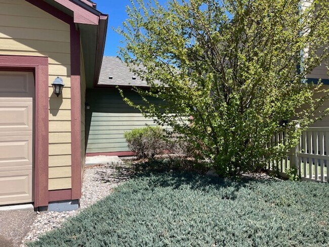 Building Photo - Beautiful move-in ready patio home in Fort...