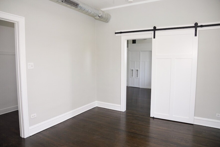 Building Photo - 3559 N Ashland Ave
