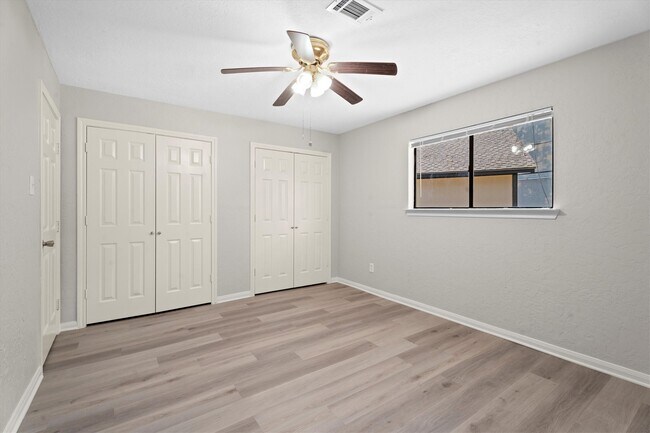 Building Photo - 16015 Southampton Dr