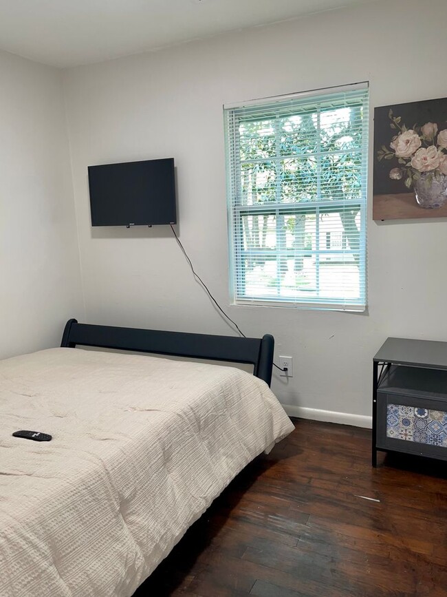 Building Photo - Fully Furnished Short Term Rental Home!