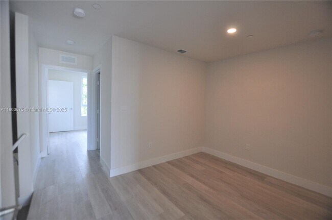 Building Photo - 2505 NE 193rd St