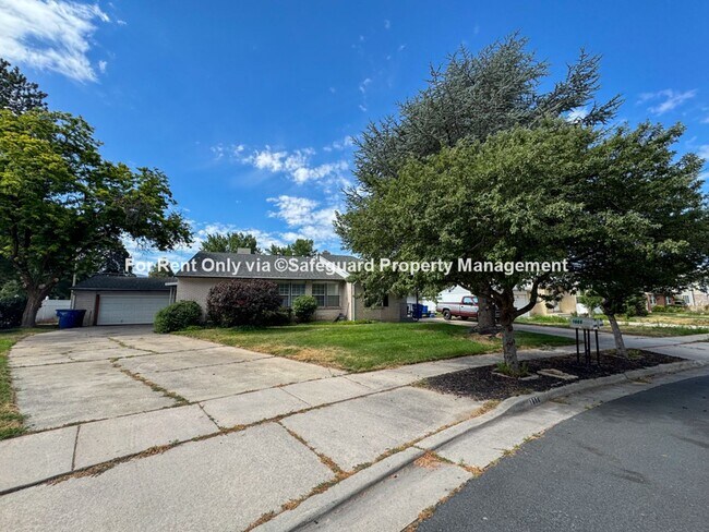 Building Photo - Charming 3-Bedroom Duplex w/ Garage & Shared Yard