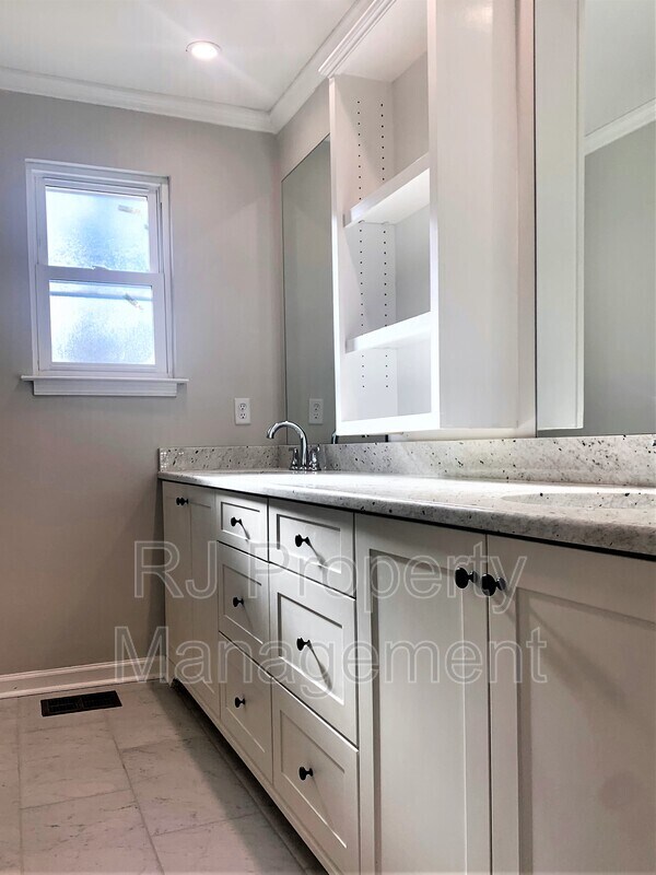 Building Photo - 3810 Montclair Dr