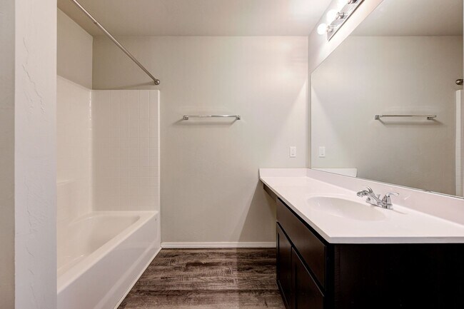 Building Photo - Beautiful 4BD/2BTH with a 2 car garage in ...