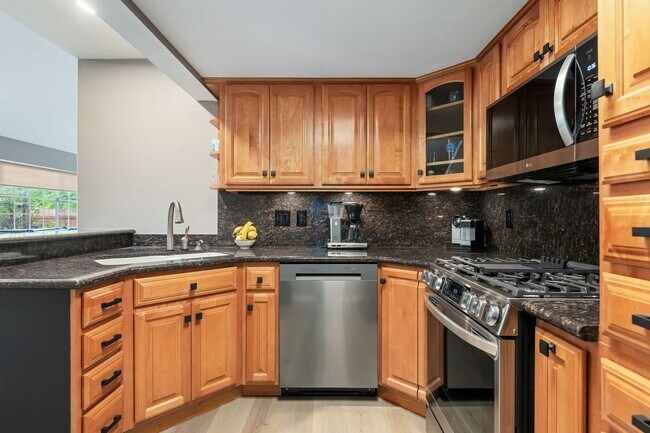 Building Photo - Fully Remodeled East Side Townhome – Furnished & Move-In Ready!