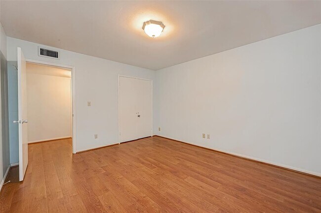 Building Photo - 642 S Ripple Creek Dr