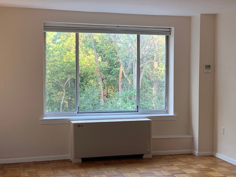 Expansive windows - 4100 W St NW