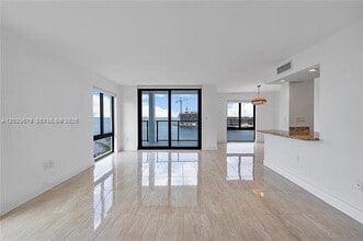 Building Photo - 1600 S Bayshore Ln