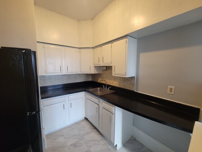 Building Photo - 1202 Highland Ave